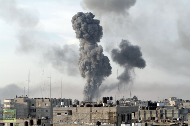 Smoke billows after Israeli air strikes near smuggling tunnels between the southern Gaza Strip and Egypt, on November 21, 2012 in Rafah (AFP Photo / Said Khatib) 